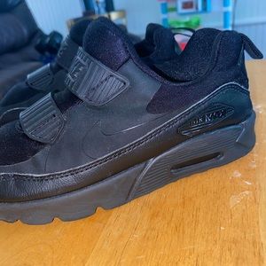 Boys black Nike Air max no laces sneakers size 1 Youth